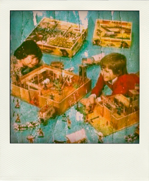 foto antigua niños jugando en el suelo