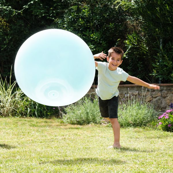 Niños jugando al aire libre con el Giga Balloon de Comansi