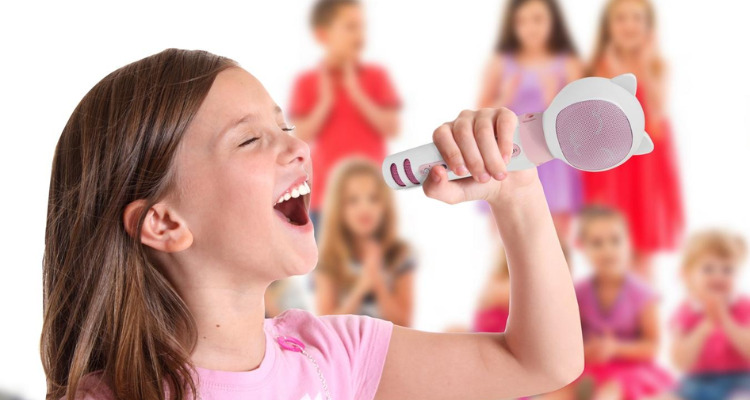 Niños con el Myfirst voice micrófono